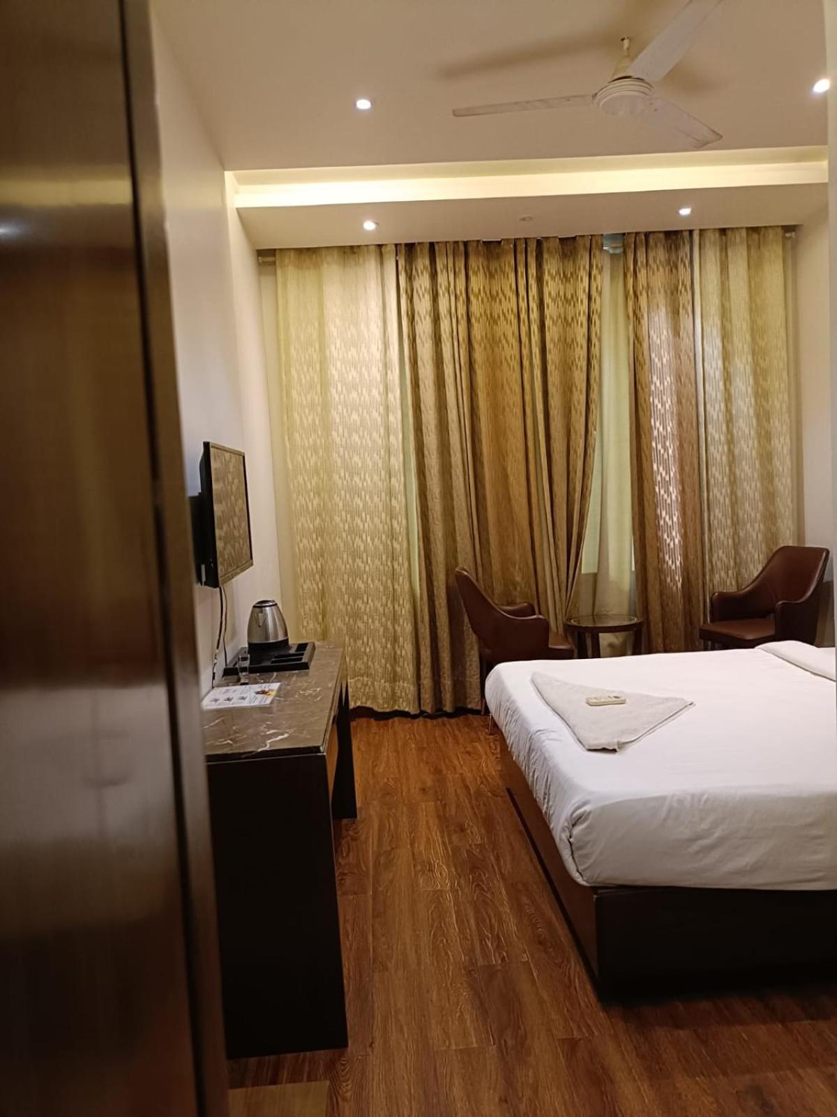 Hotel Parklane Agra (Uttar Pradesh) Bagian luar foto